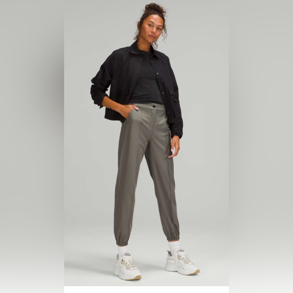 Lululemon Warpstreme High-Rise 7/8 Jogger
Grey Sage Size 32 or 12